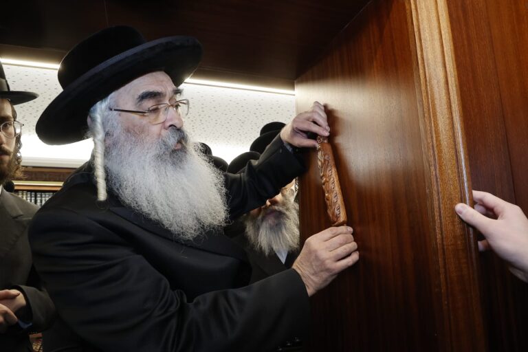 האדמו"ר מדושינסקיא קבע מזוזה בהיכל התורה