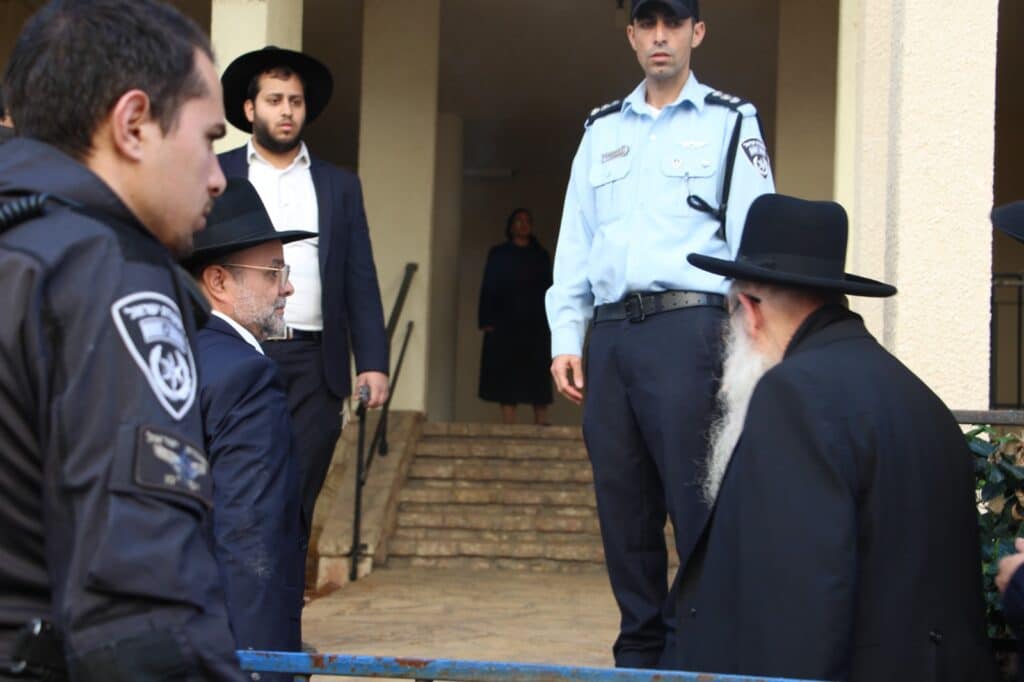 תיעוד: רבני ובכירי ש"ס בהלווית זקן המועצת