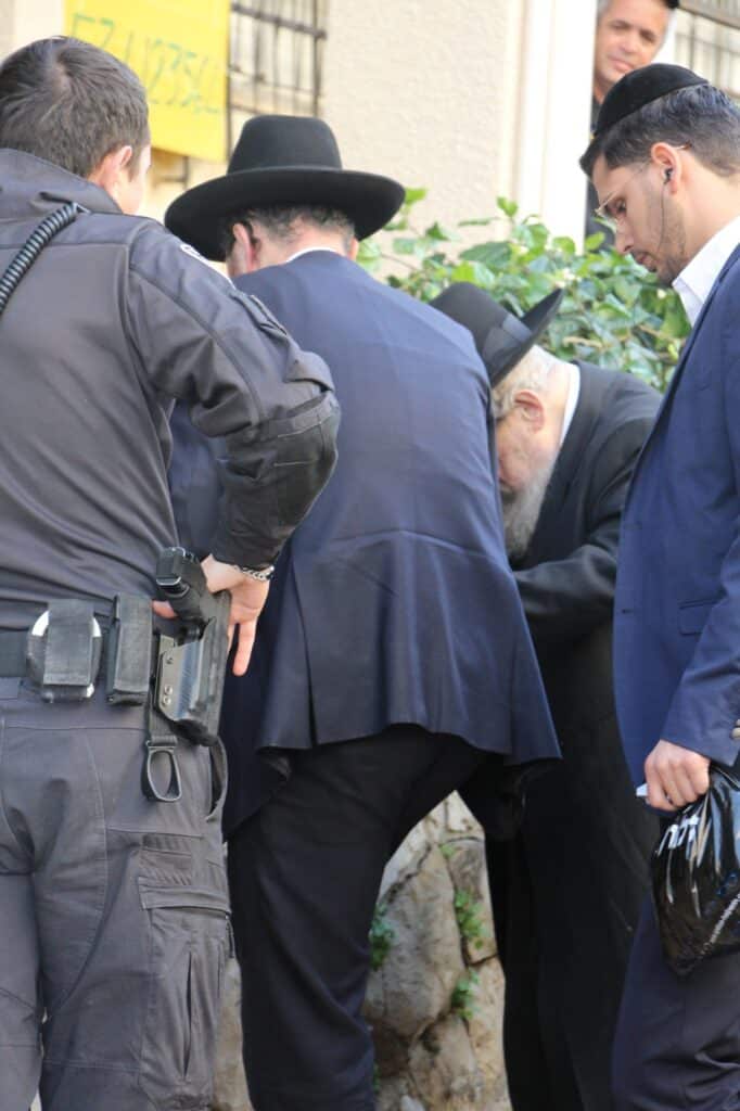 תיעוד: רבני ובכירי ש"ס בהלווית זקן המועצת