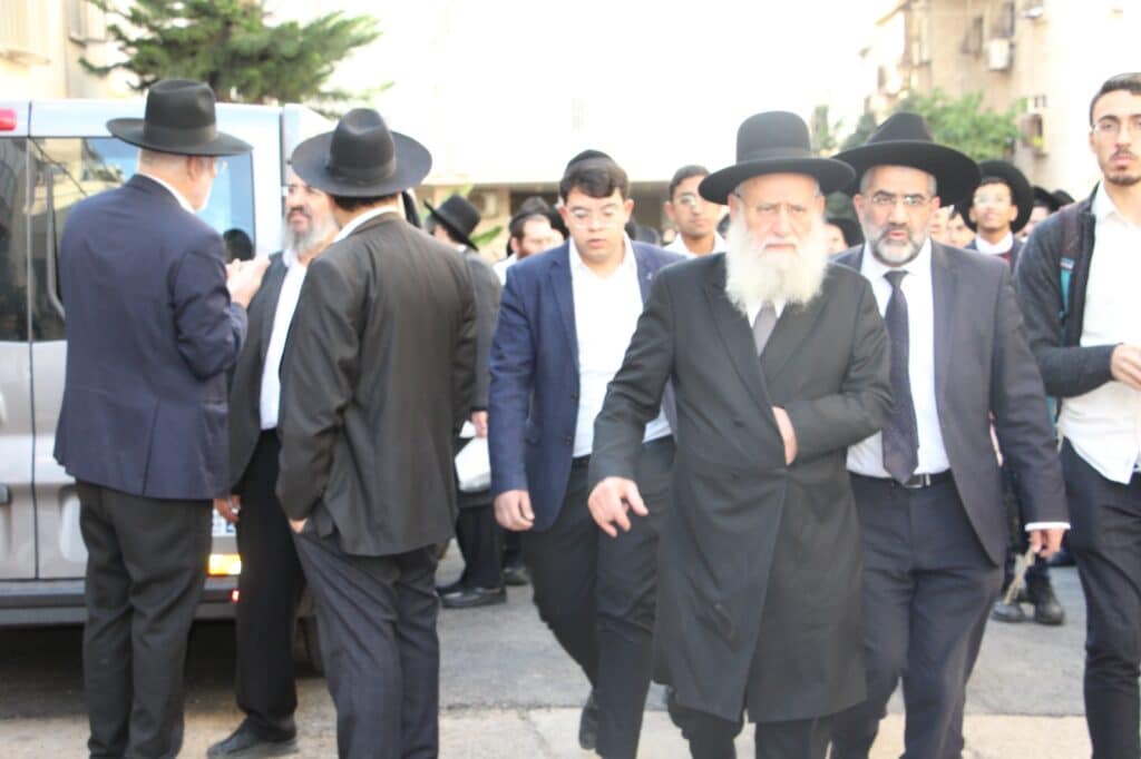 תיעוד: רבני ובכירי ש"ס בהלווית זקן המועצת