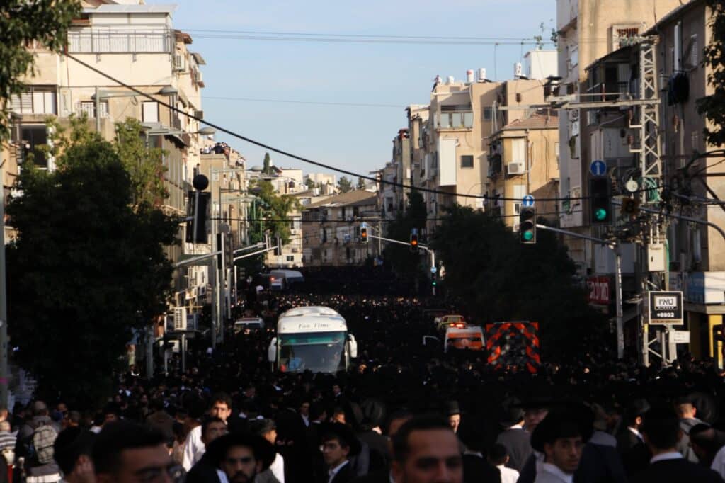 תיעוד: רבני ובכירי ש"ס בהלווית זקן המועצת