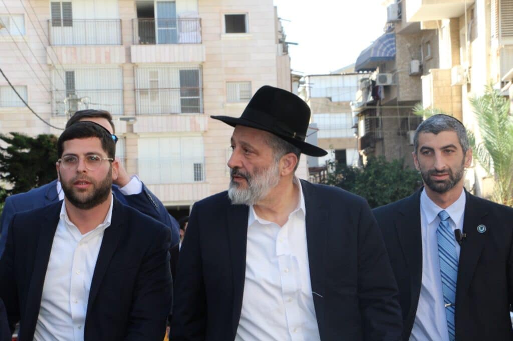 תיעוד: רבני ובכירי ש"ס בהלווית זקן המועצת