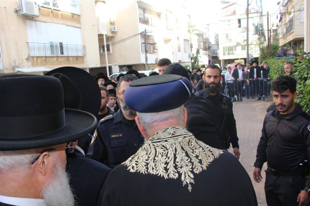 תיעוד: רבני ובכירי ש"ס בהלווית זקן המועצת