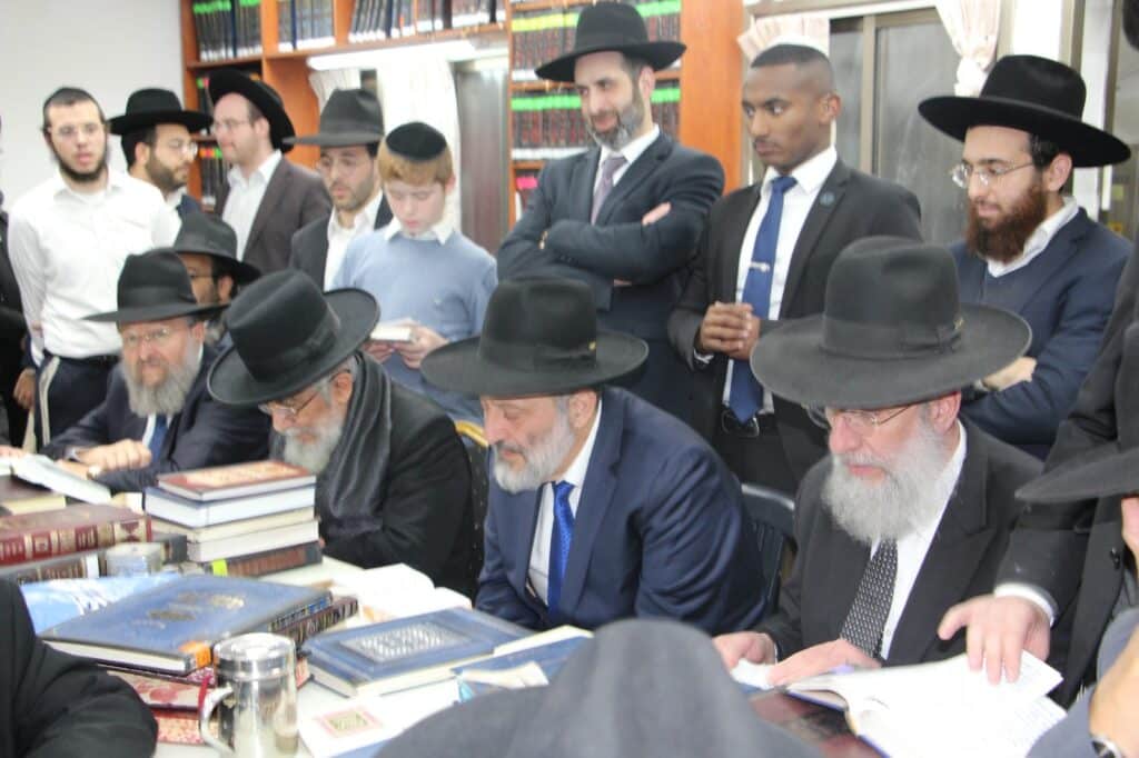 גלריה: ניחום האבלים בבית מרן הרב בעדני זצ"ל