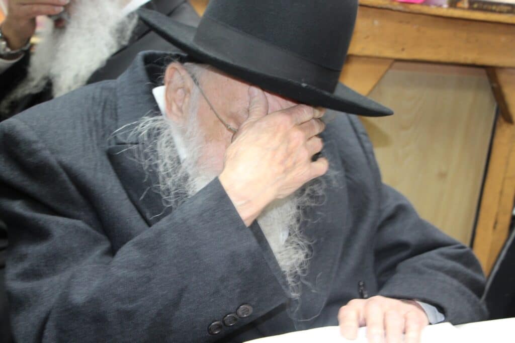 גלריה: ניחום האבלים בבית מרן הרב בעדני זצ"ל