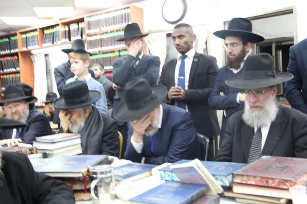 גלריה: ניחום האבלים בבית מרן הרב בעדני זצ"ל