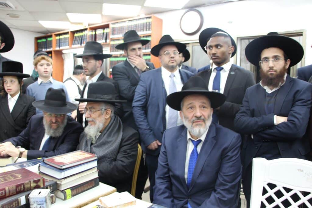 גלריה: ניחום האבלים בבית מרן הרב בעדני זצ"ל