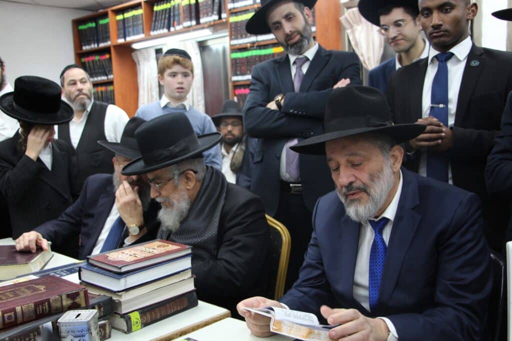 גלריה: ניחום האבלים בבית מרן הרב בעדני זצ"ל