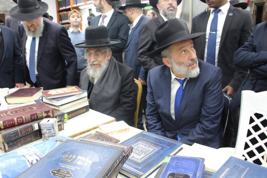 גלריה: ניחום האבלים בבית מרן הרב בעדני זצ"ל