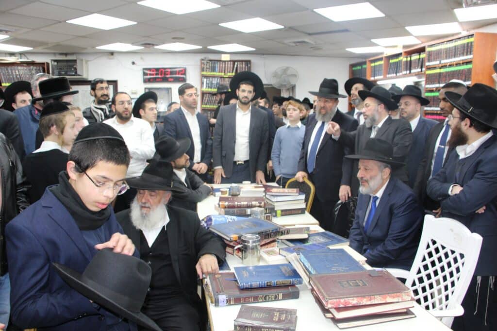 גלריה: ניחום האבלים בבית מרן הרב בעדני זצ"ל