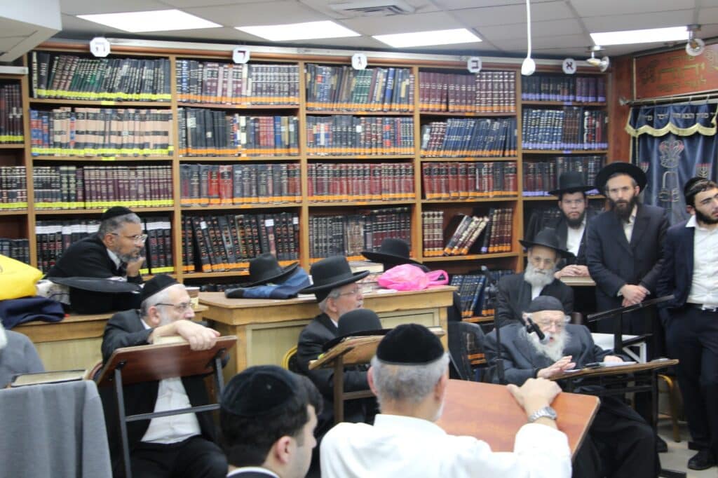 גלריה: ניחום האבלים בבית מרן הרב בעדני זצ"ל