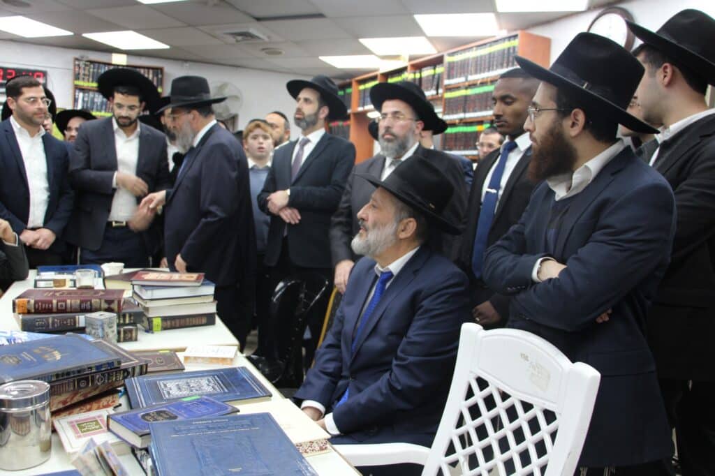 גלריה: ניחום האבלים בבית מרן הרב בעדני זצ"ל