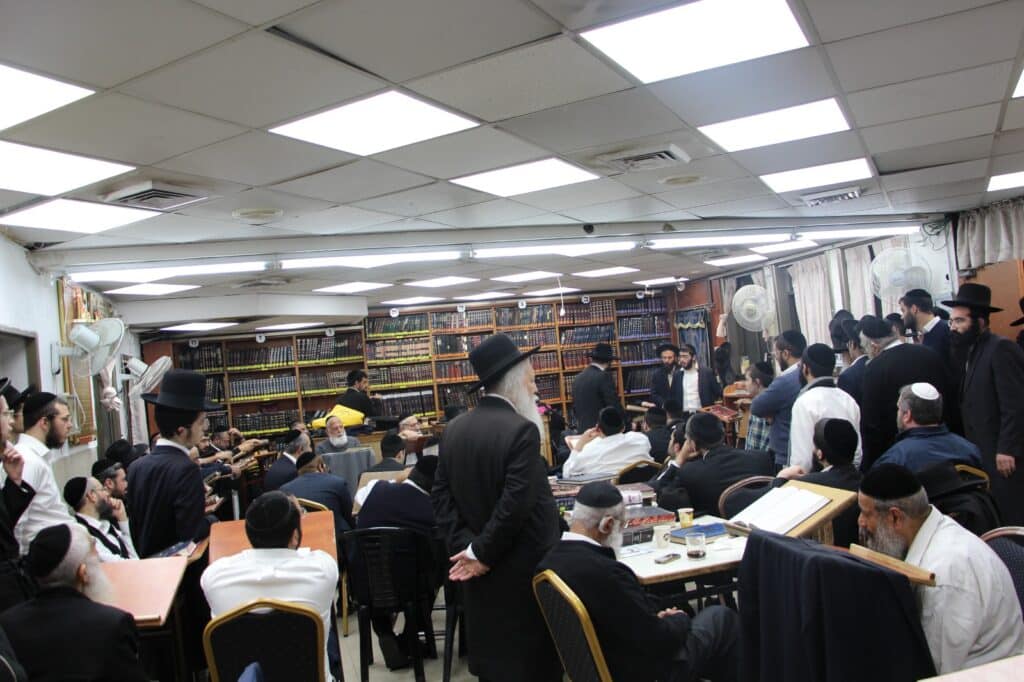 גלריה: ניחום האבלים בבית מרן הרב בעדני זצ"ל