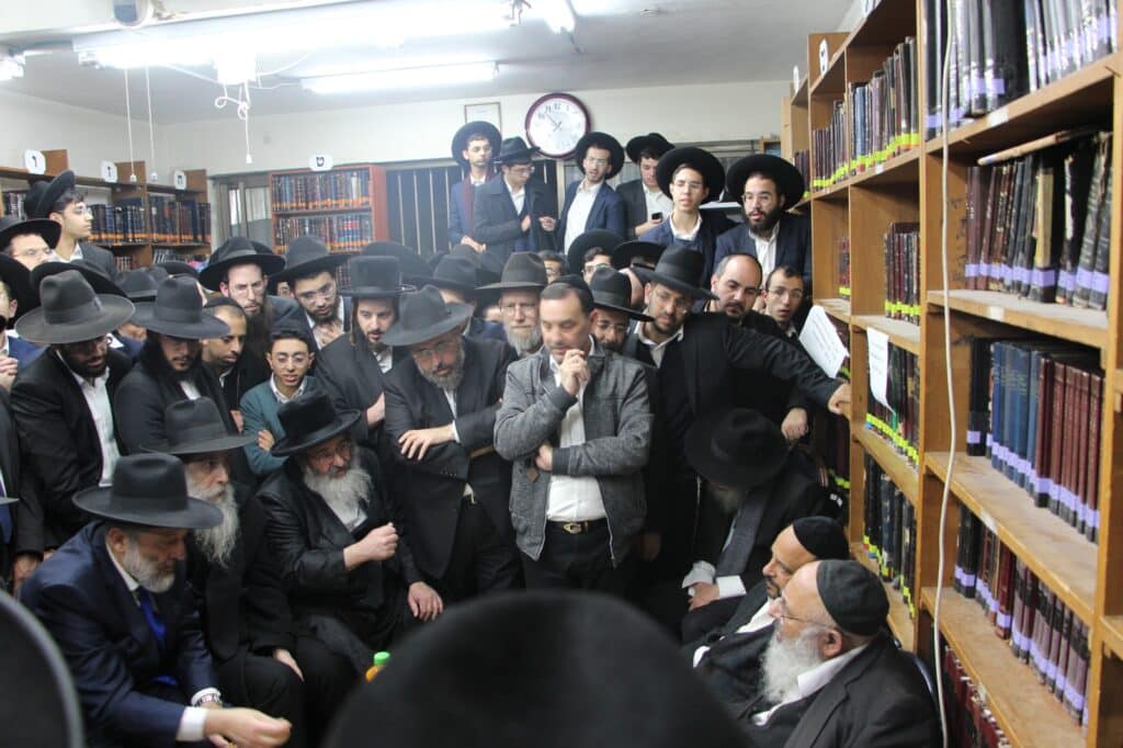 גלריה: ניחום האבלים בבית מרן הרב בעדני זצ"ל