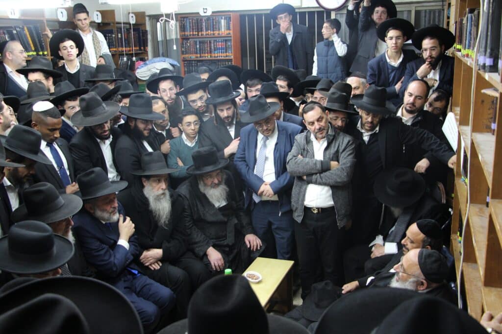 גלריה: ניחום האבלים בבית מרן הרב בעדני זצ"ל