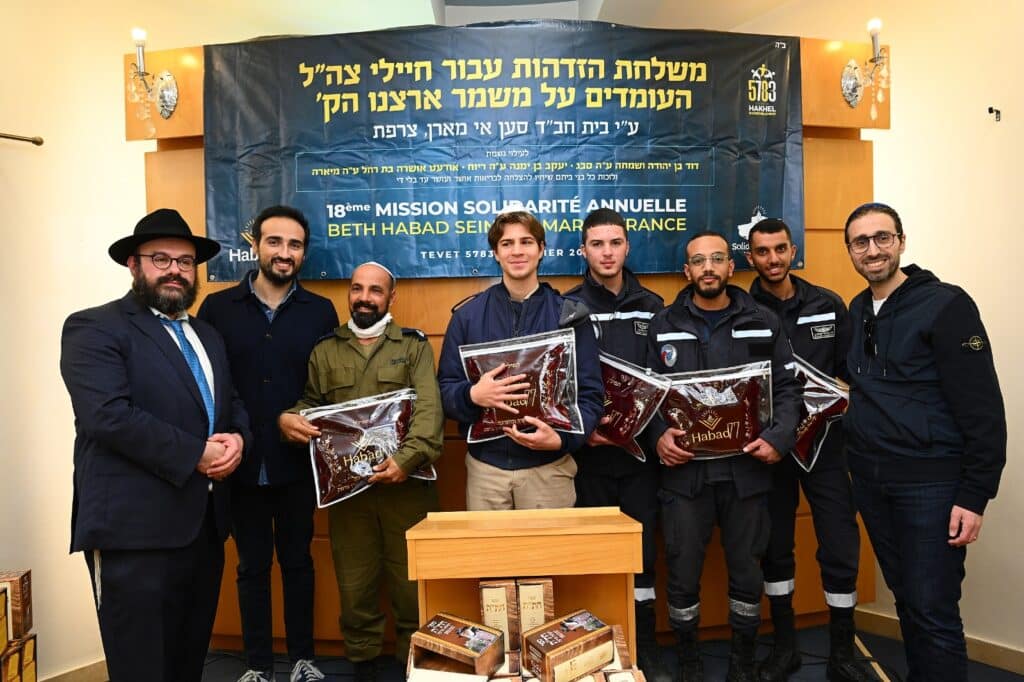 120 זוגות תפילין ופמוטות הוענקו על ידי אנשי קהילת בית חב"ד