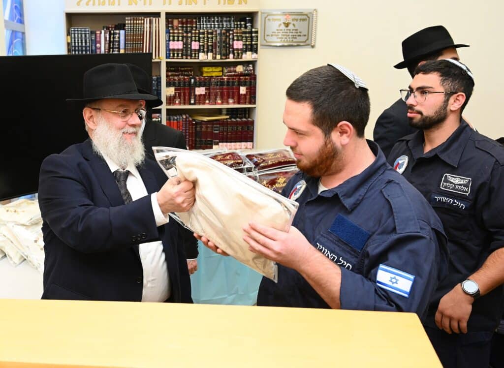 120 זוגות תפילין ופמוטות הוענקו על ידי אנשי קהילת בית חב"ד