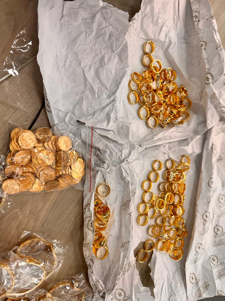 נתב"ג: סוכל ניסיון הברחה של תכשיטי זהב יקרים