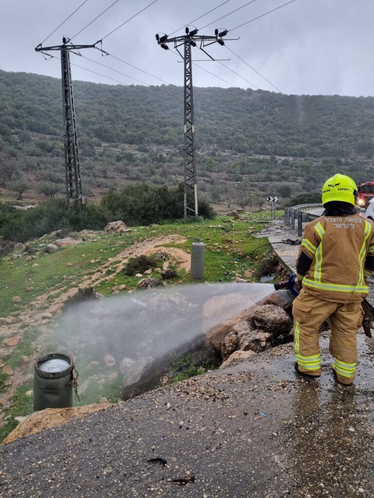 פגעי מזג האוויר: בלוני הגז נפלו על הכביש