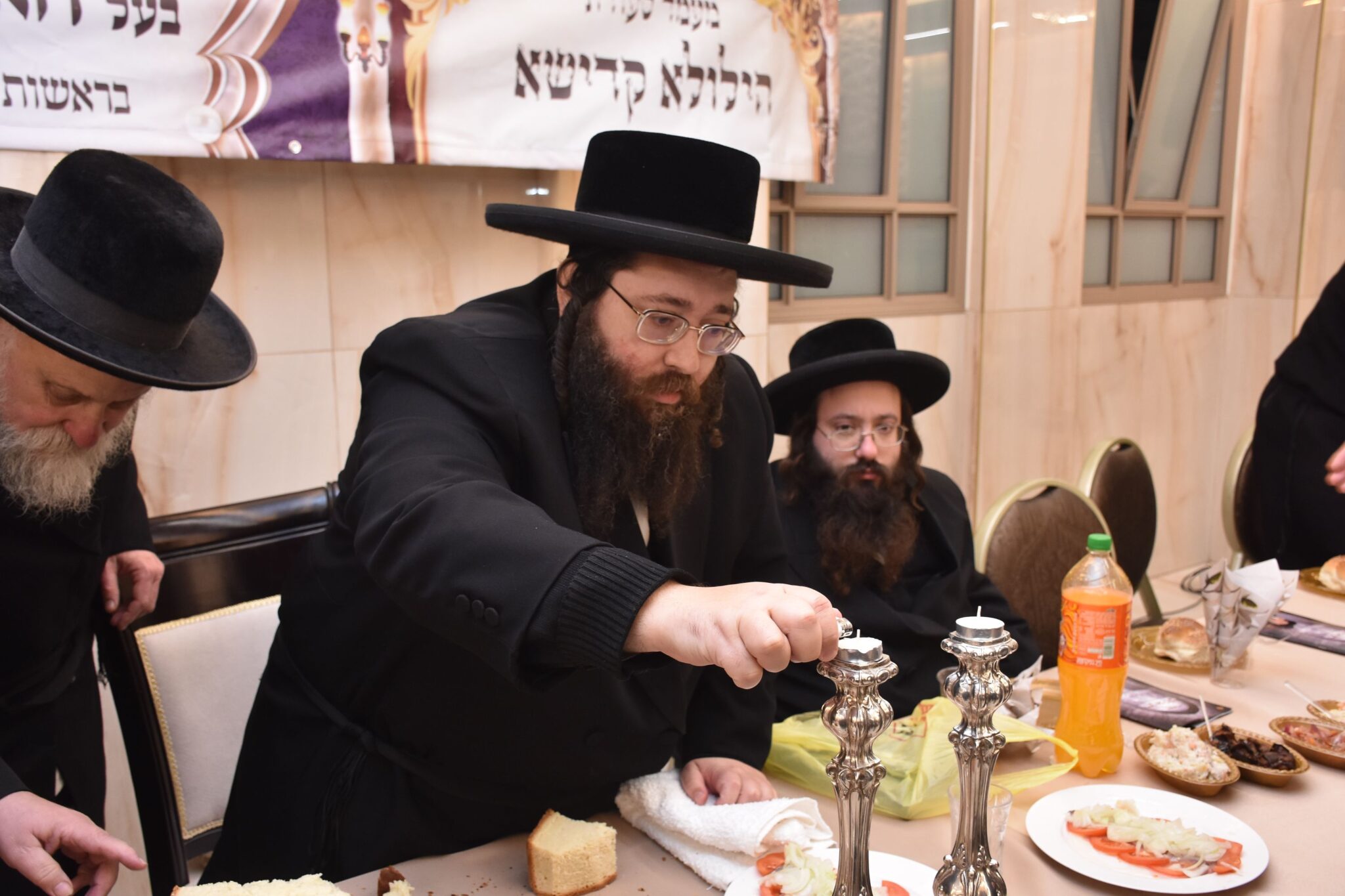 גלריה: הטיש של הרבי מצאנז זמיגרד גלריה: הטיש של הרבי מצאנז זמיגרד