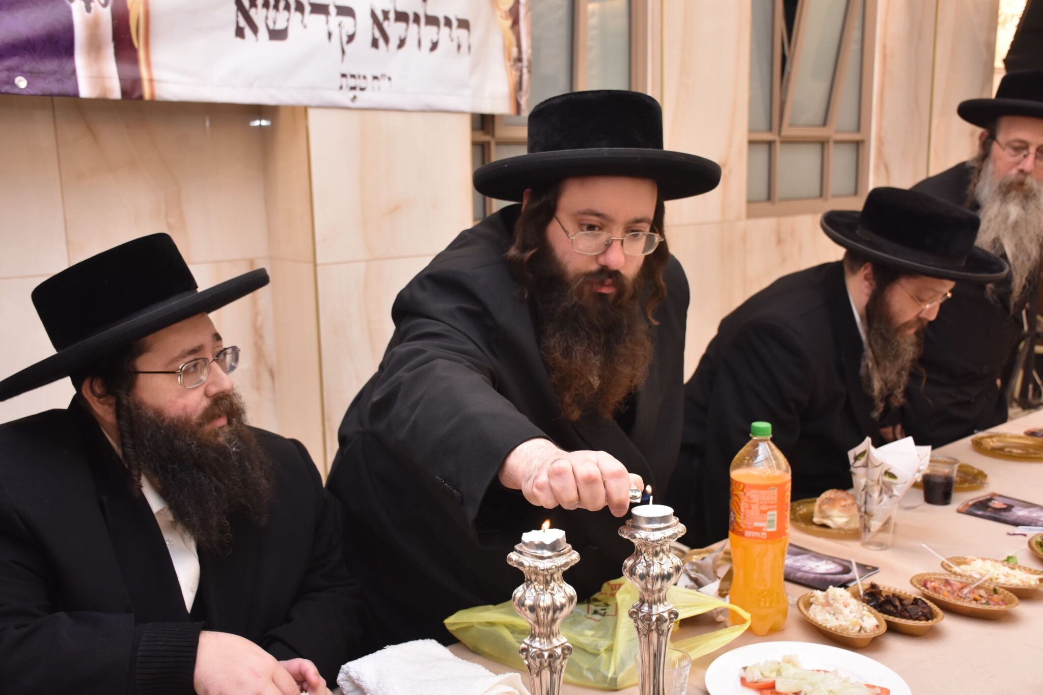 גלריה: הטיש של הרבי מצאנז זמיגרד גלריה: הטיש של הרבי מצאנז זמיגרד