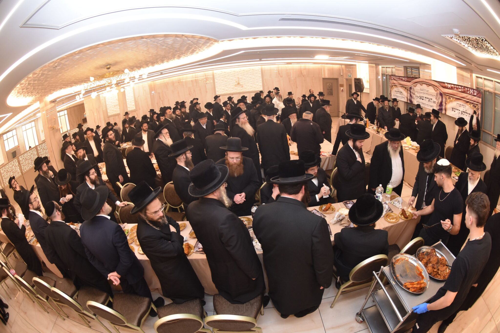 גלריה: הטיש של הרבי מצאנז זמיגרד גלריה: הטיש של הרבי מצאנז זמיגרד