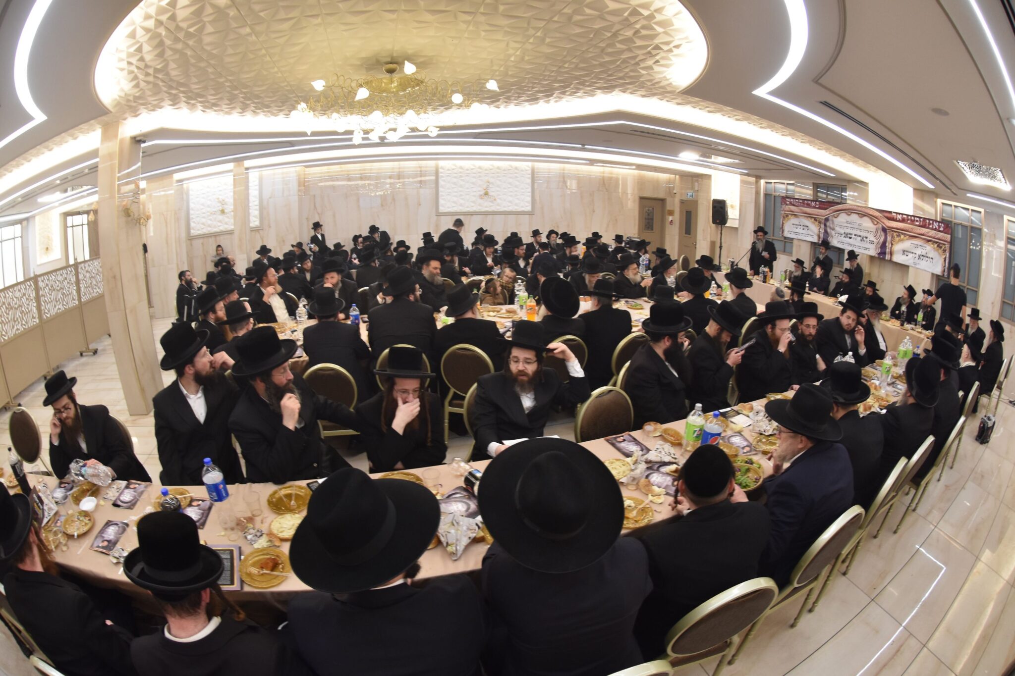 גלריה: הטיש של הרבי מצאנז זמיגרד גלריה: הטיש של הרבי מצאנז זמיגרד