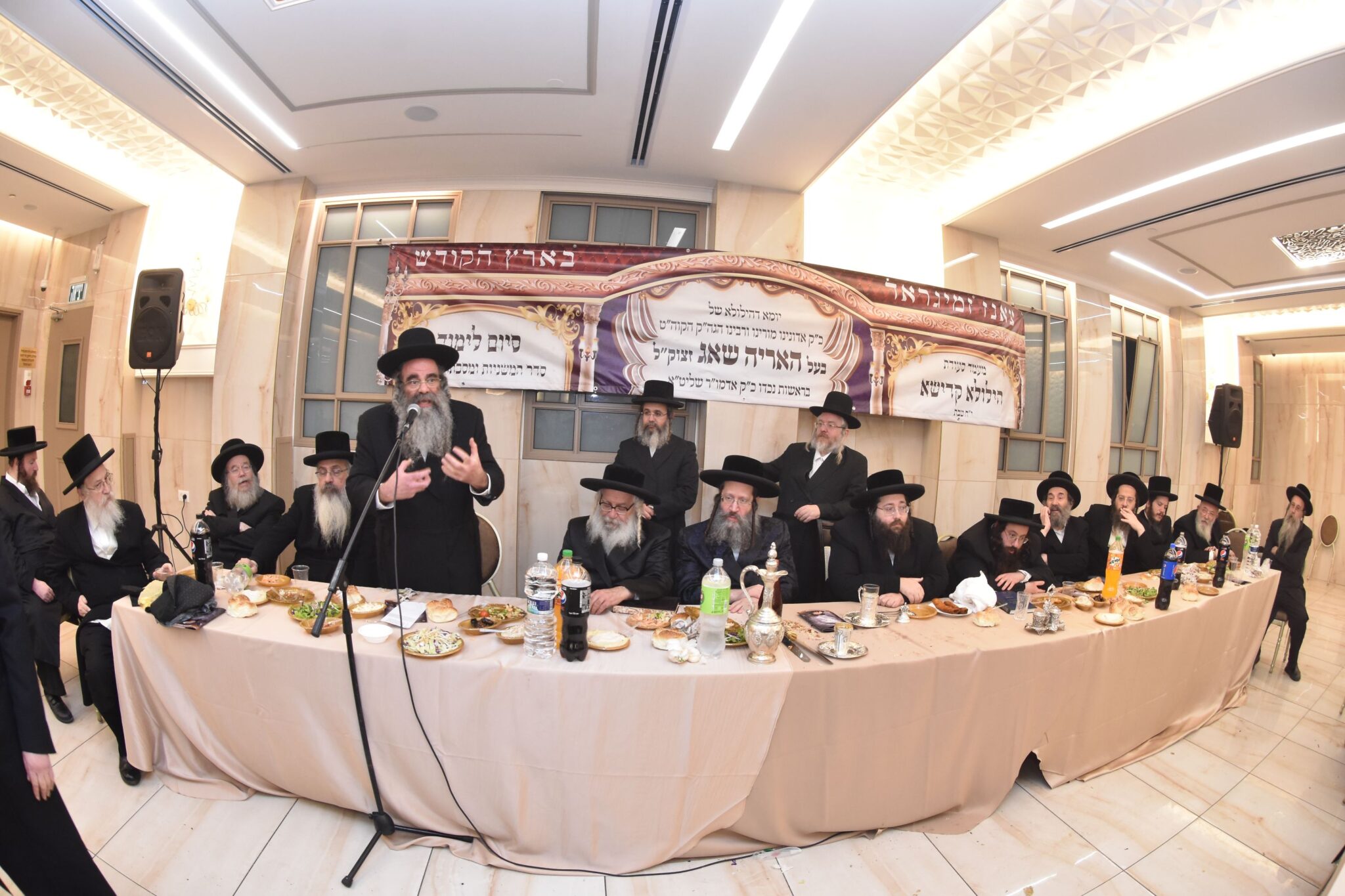 גלריה: הטיש של הרבי מצאנז זמיגרד גלריה: הטיש של הרבי מצאנז זמיגרד