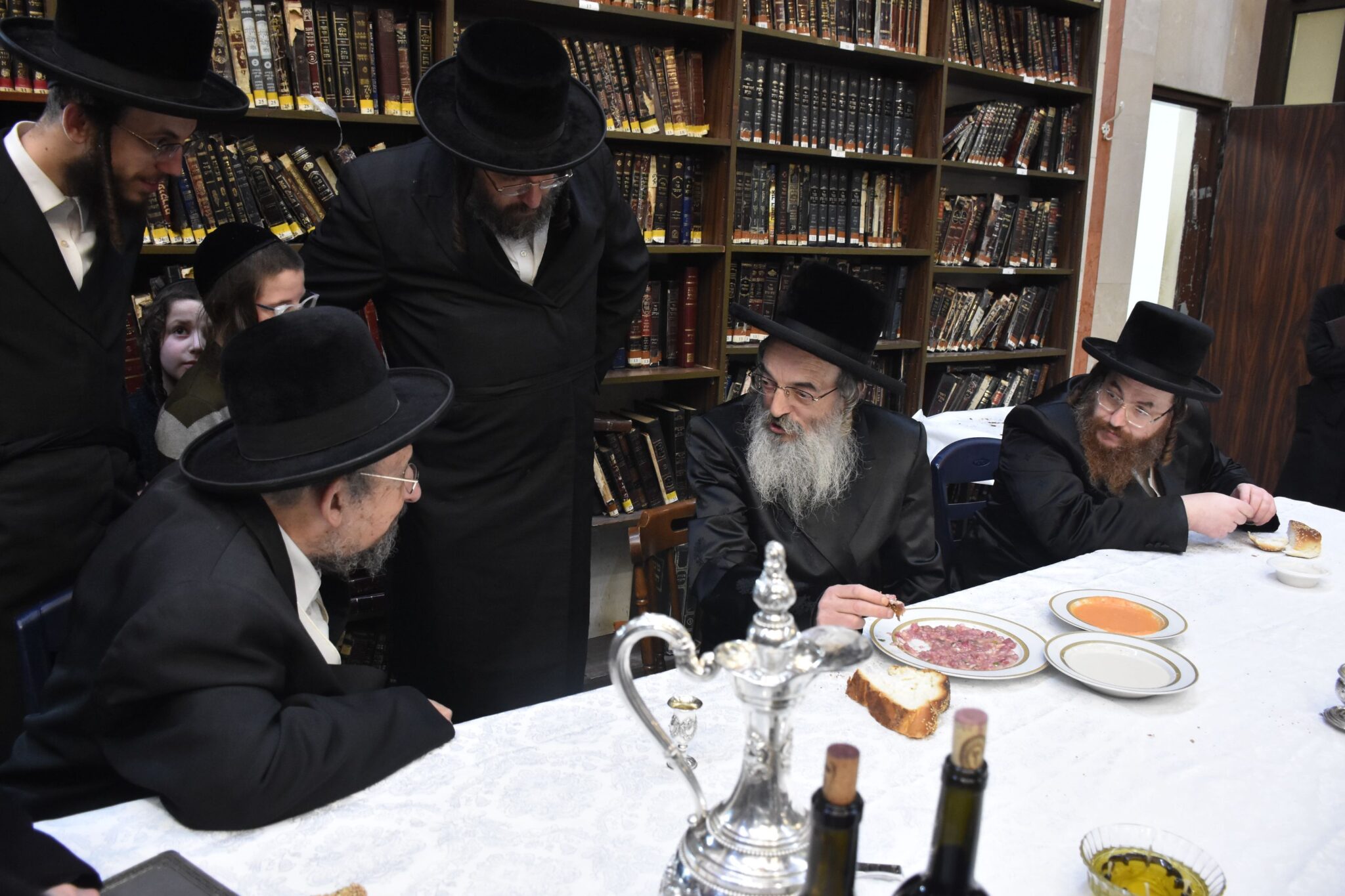 טיש בלעלוב: האדמו"ר ערך את שולחנו 