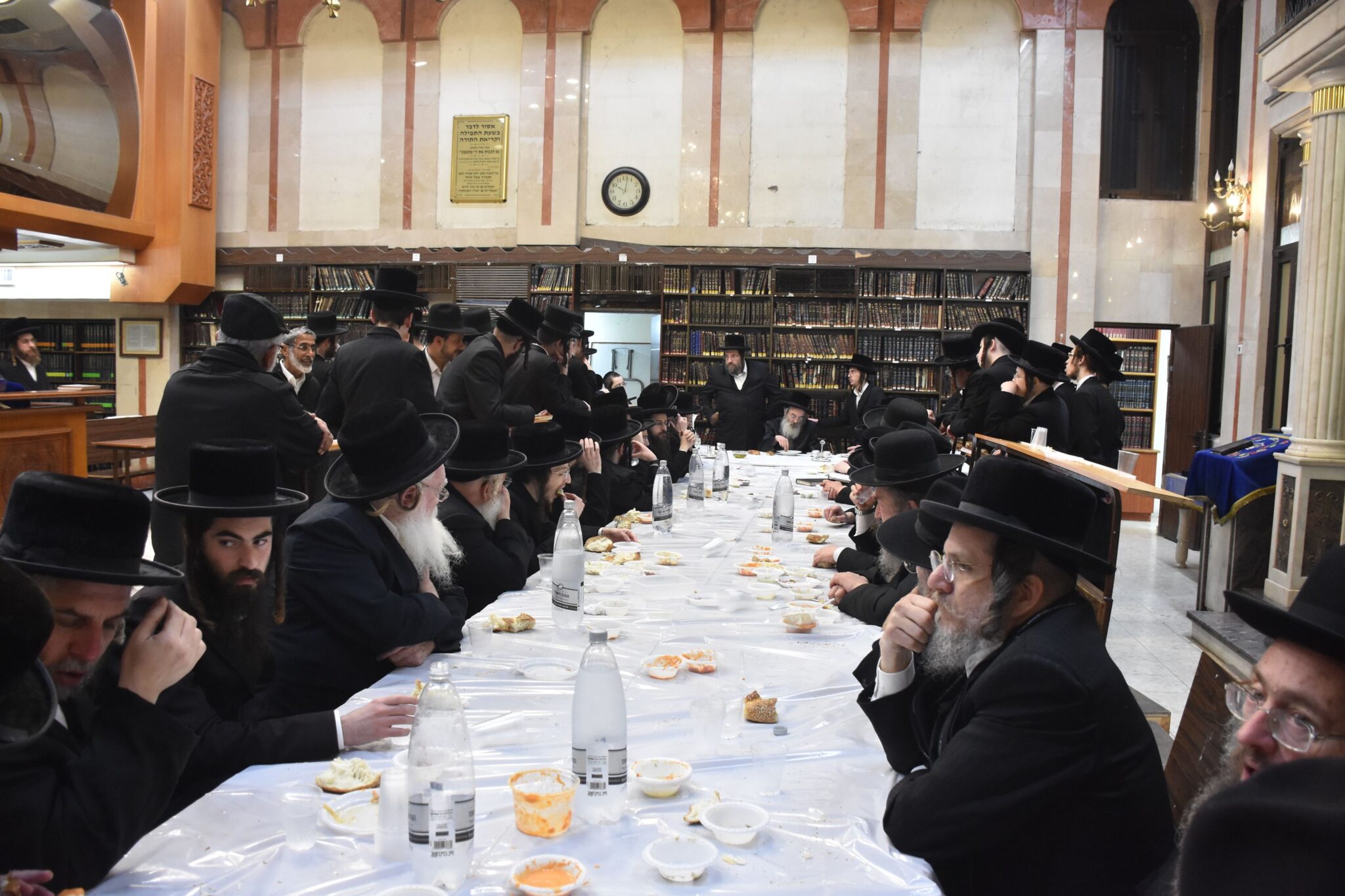 טיש בלעלוב: האדמו"ר ערך את שולחנו 