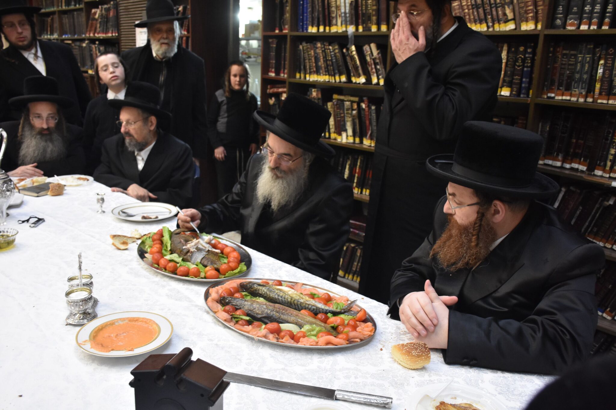 טיש בלעלוב: האדמו"ר ערך את שולחנו 