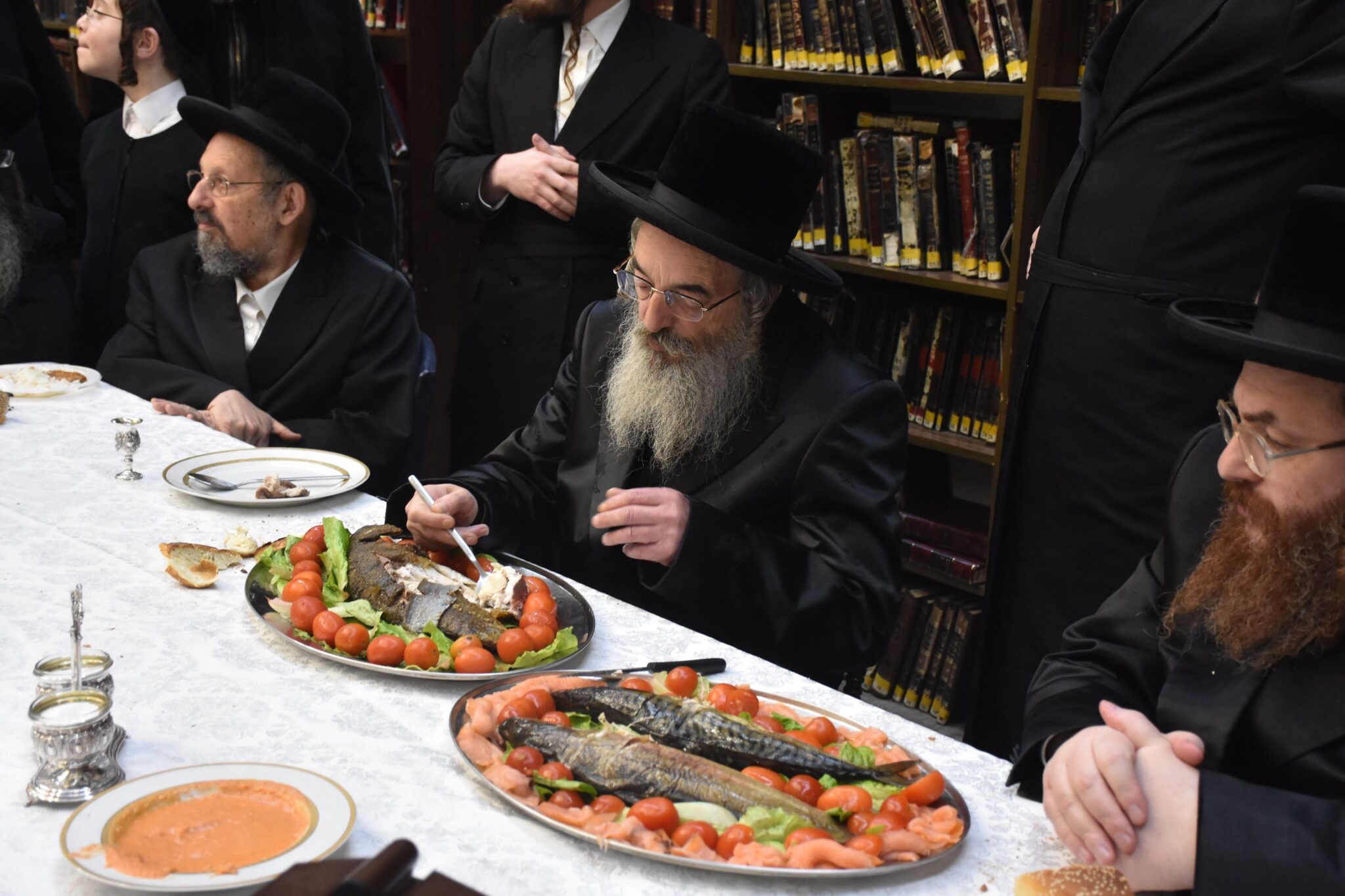 טיש בלעלוב: האדמו"ר ערך את שולחנו 