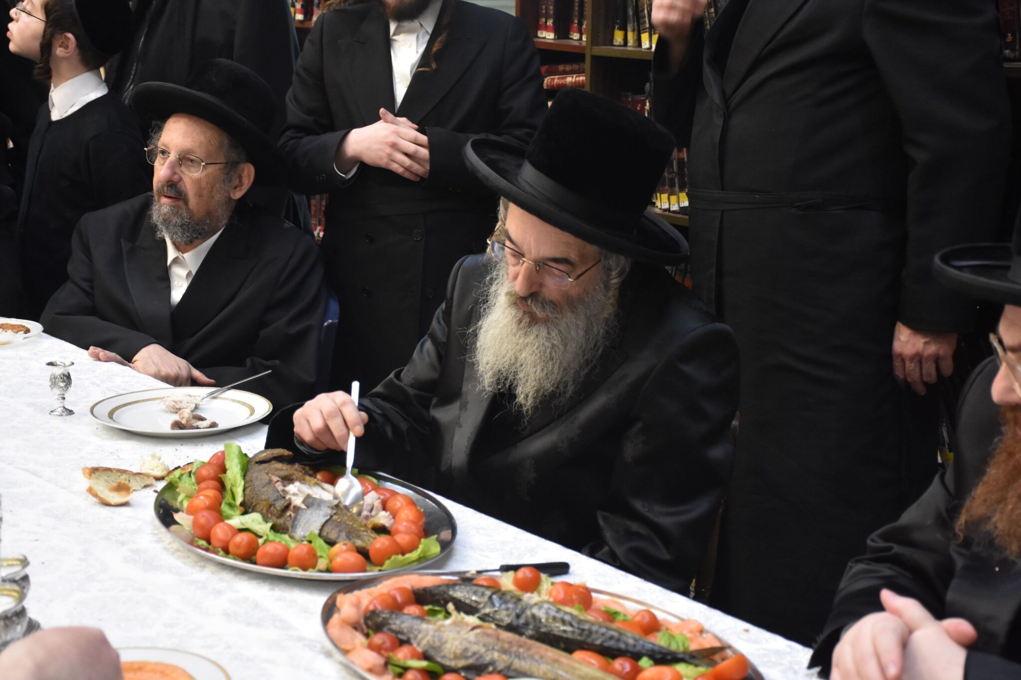 טיש בלעלוב: האדמו"ר ערך את שולחנו 