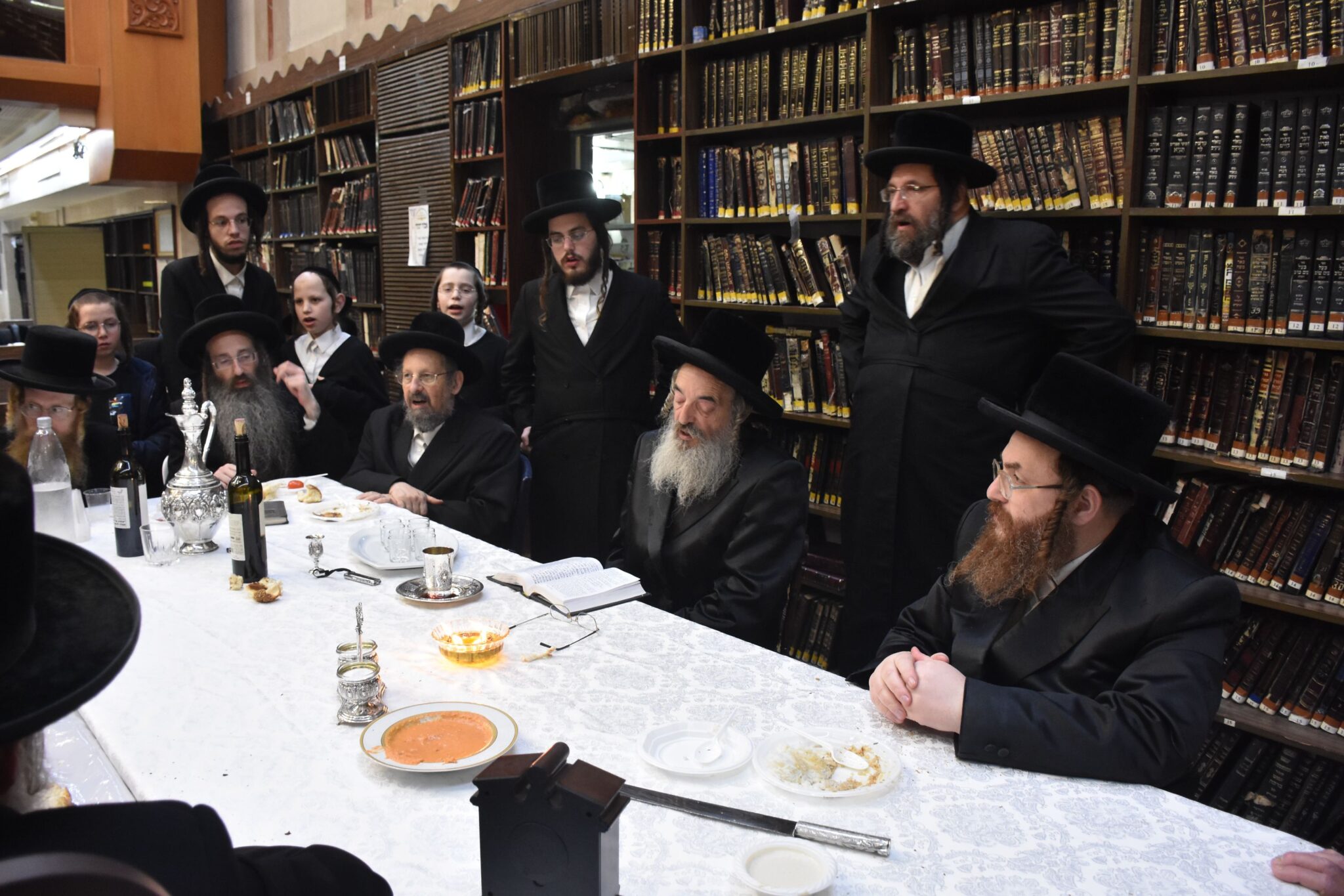 טיש בלעלוב: האדמו"ר ערך את שולחנו 