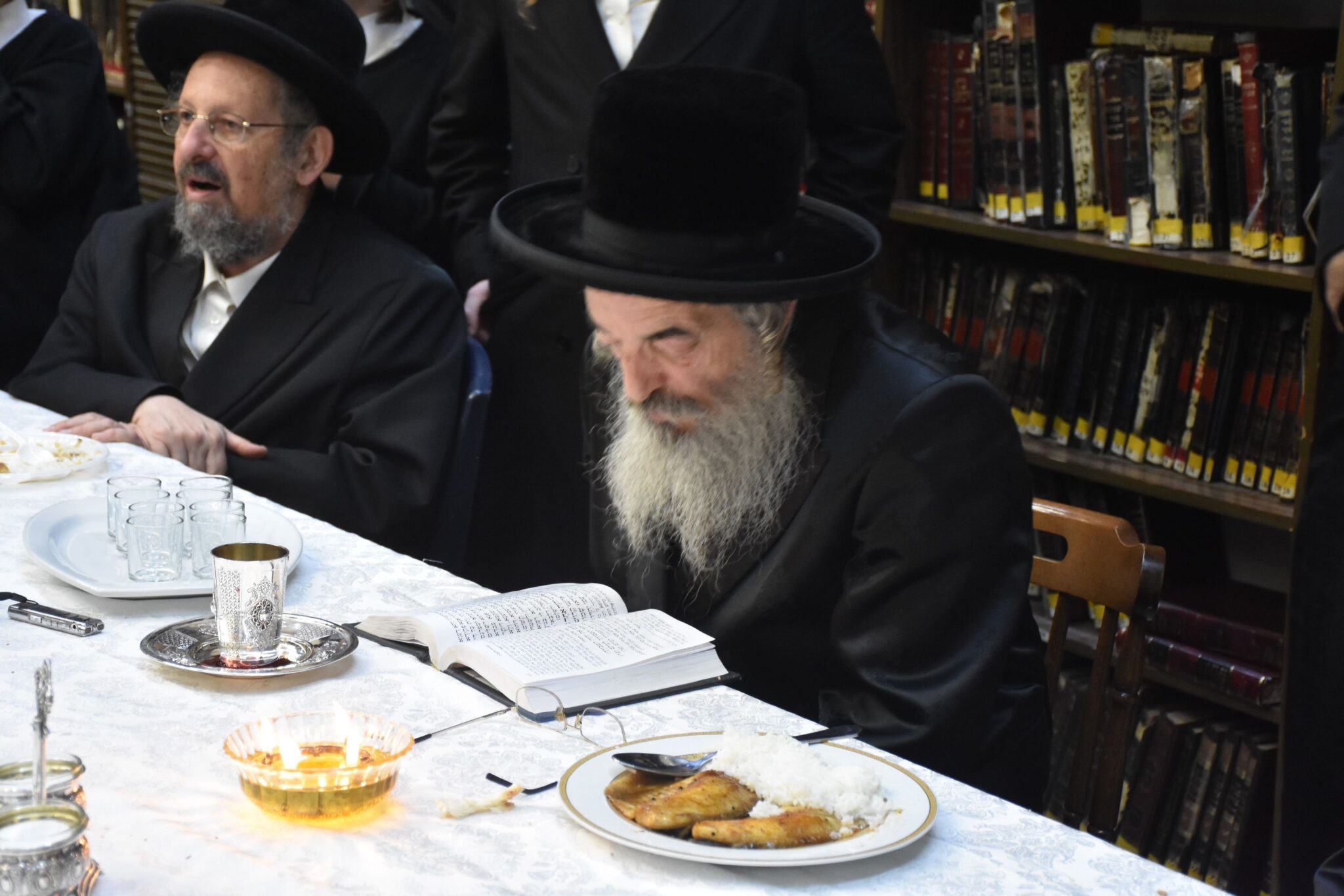 טיש בלעלוב: האדמו"ר ערך את שולחנו 