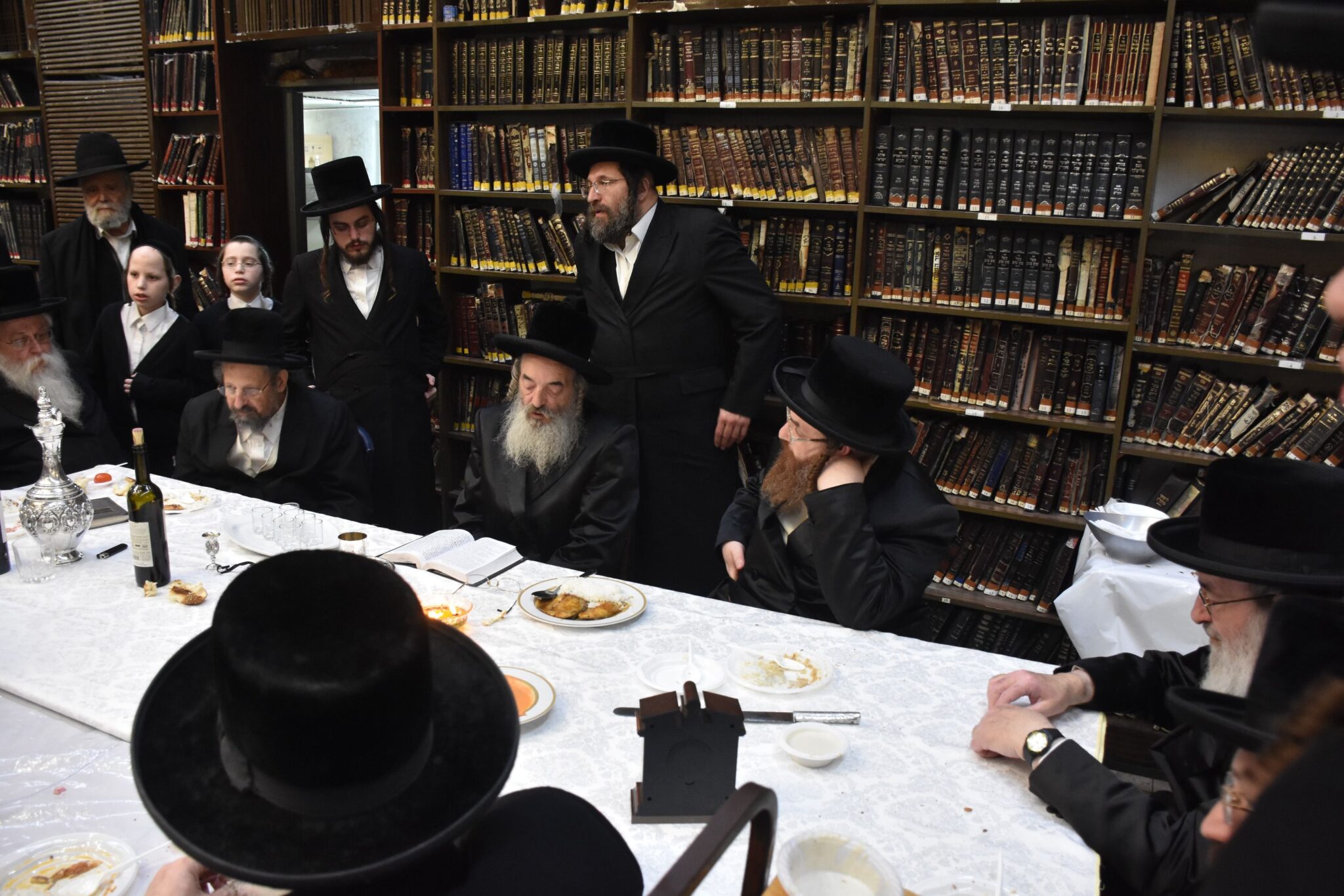 טיש בלעלוב: האדמו"ר ערך את שולחנו 