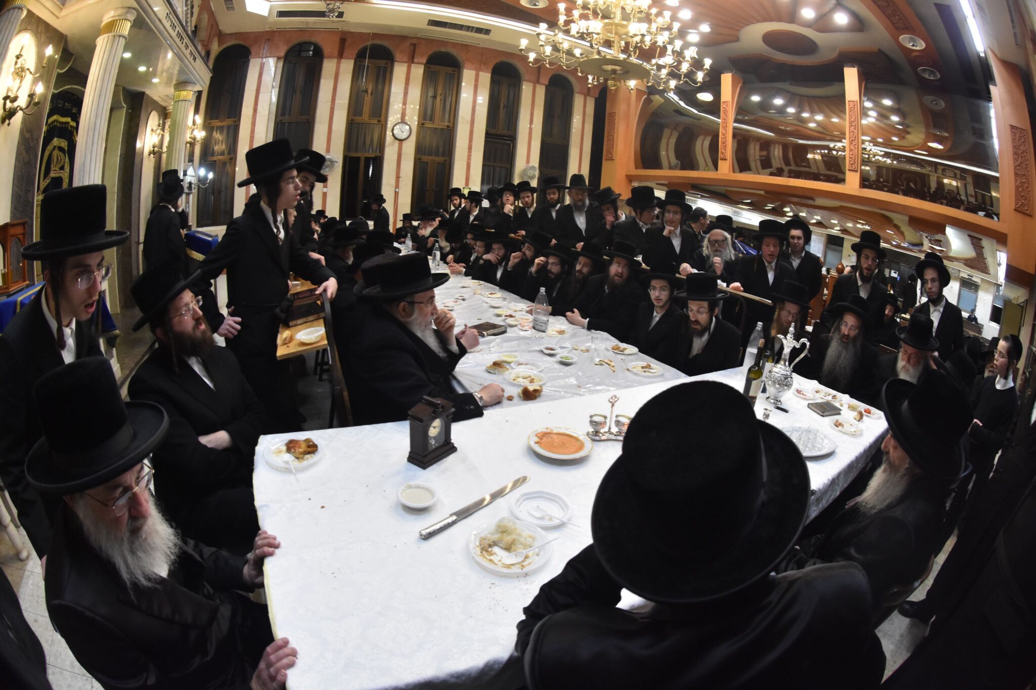 טיש בלעלוב: האדמו"ר ערך את שולחנו 