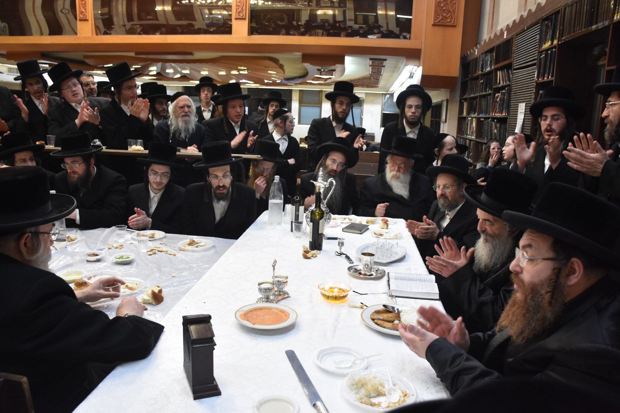 טיש בלעלוב: האדמו"ר ערך את שולחנו 