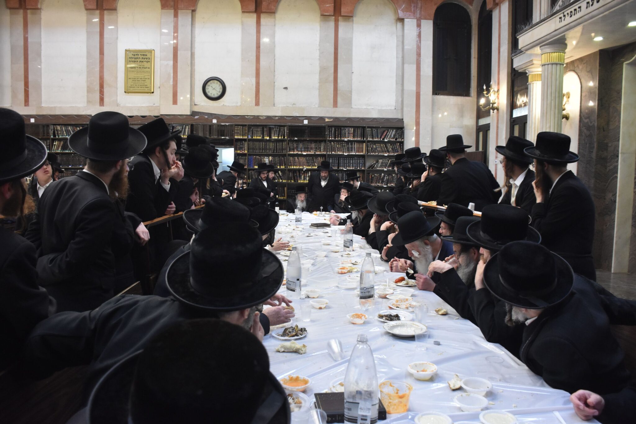 טיש בלעלוב: האדמו"ר ערך את שולחנו 