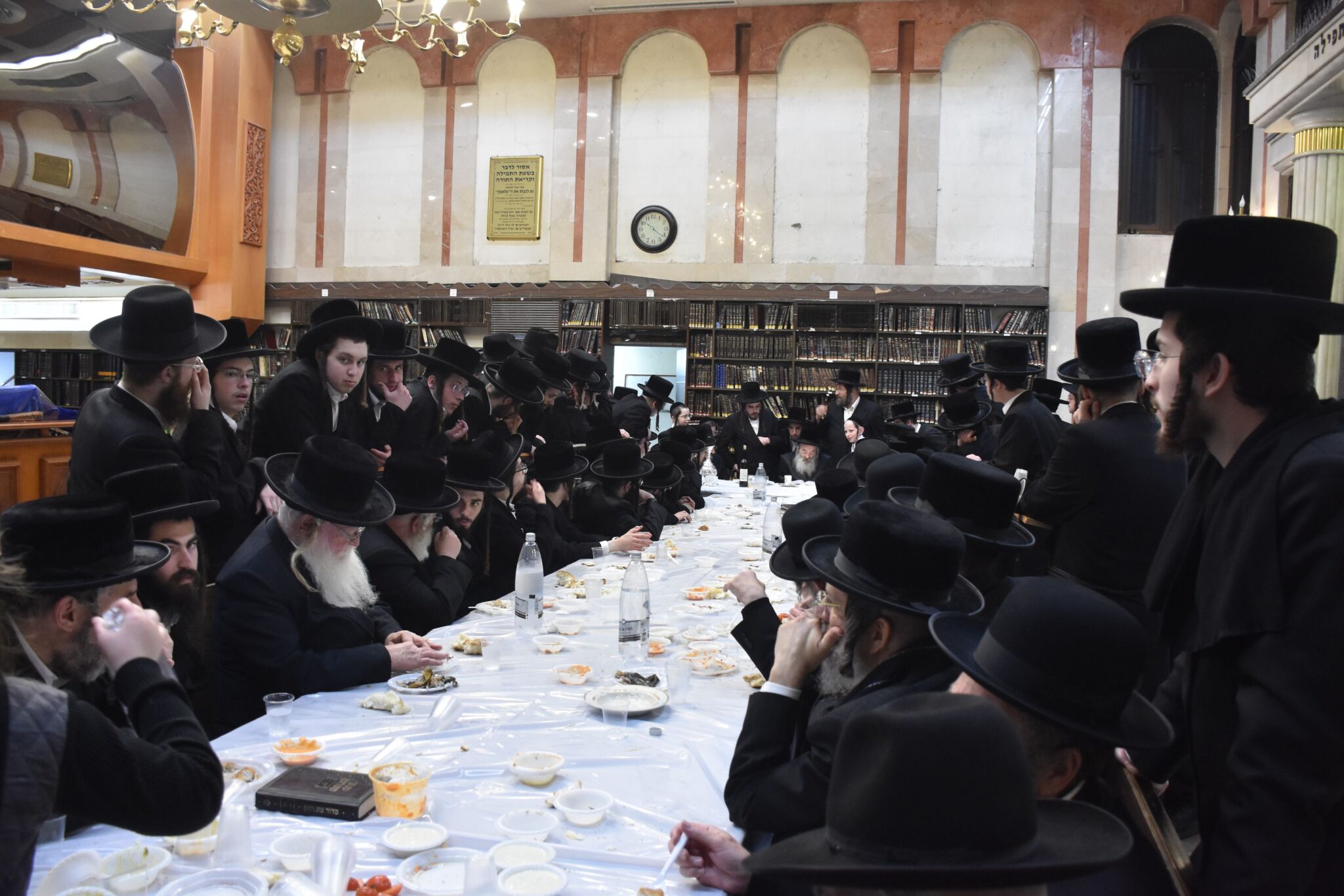 טיש בלעלוב: האדמו"ר ערך את שולחנו 