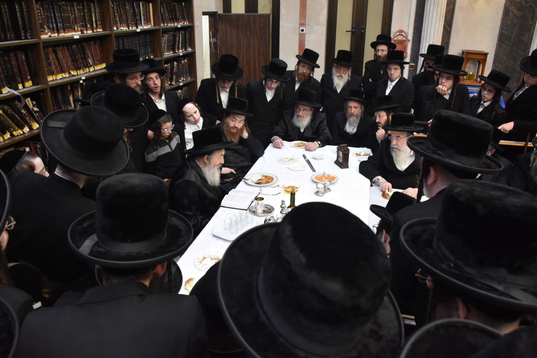 טיש בלעלוב: האדמו"ר ערך את שולחנו 