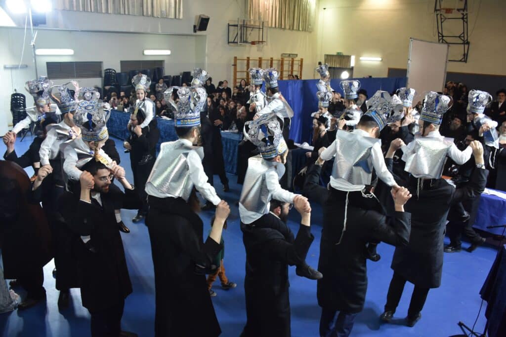 ההורים געו בבכי: מסיבת חומש לילדי ת"ת "חתם סופר"