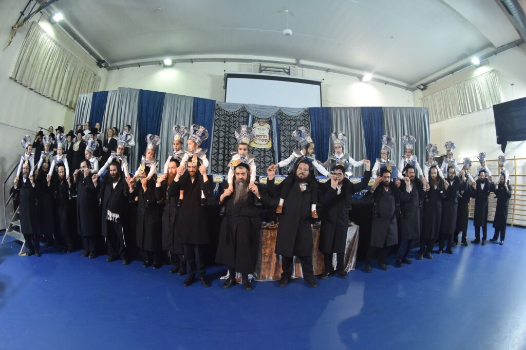 ההורים געו בבכי: מסיבת חומש לילדי ת"ת "חתם סופר"