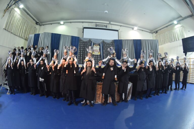 ההורים געו בבכי: מסיבת חומש לילדי ת"ת "חתם סופר"