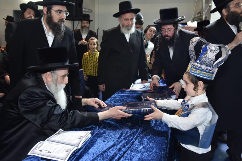 ההורים געו בבכי: מסיבת חומש לילדי ת"ת "חתם סופר"