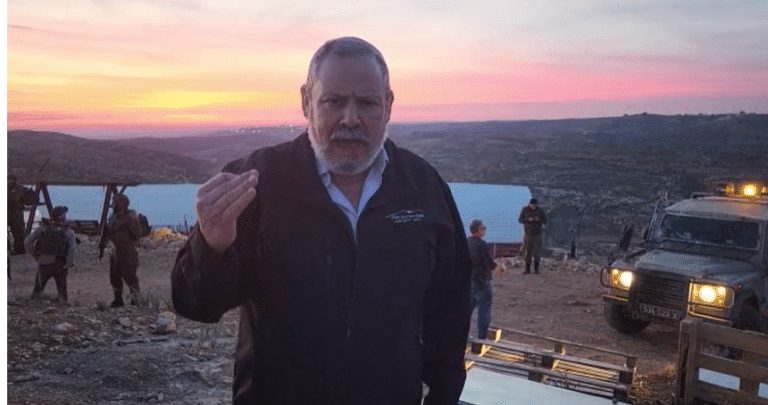 פיגוע דקירה ליד חברון: מחבל דקר יהודי