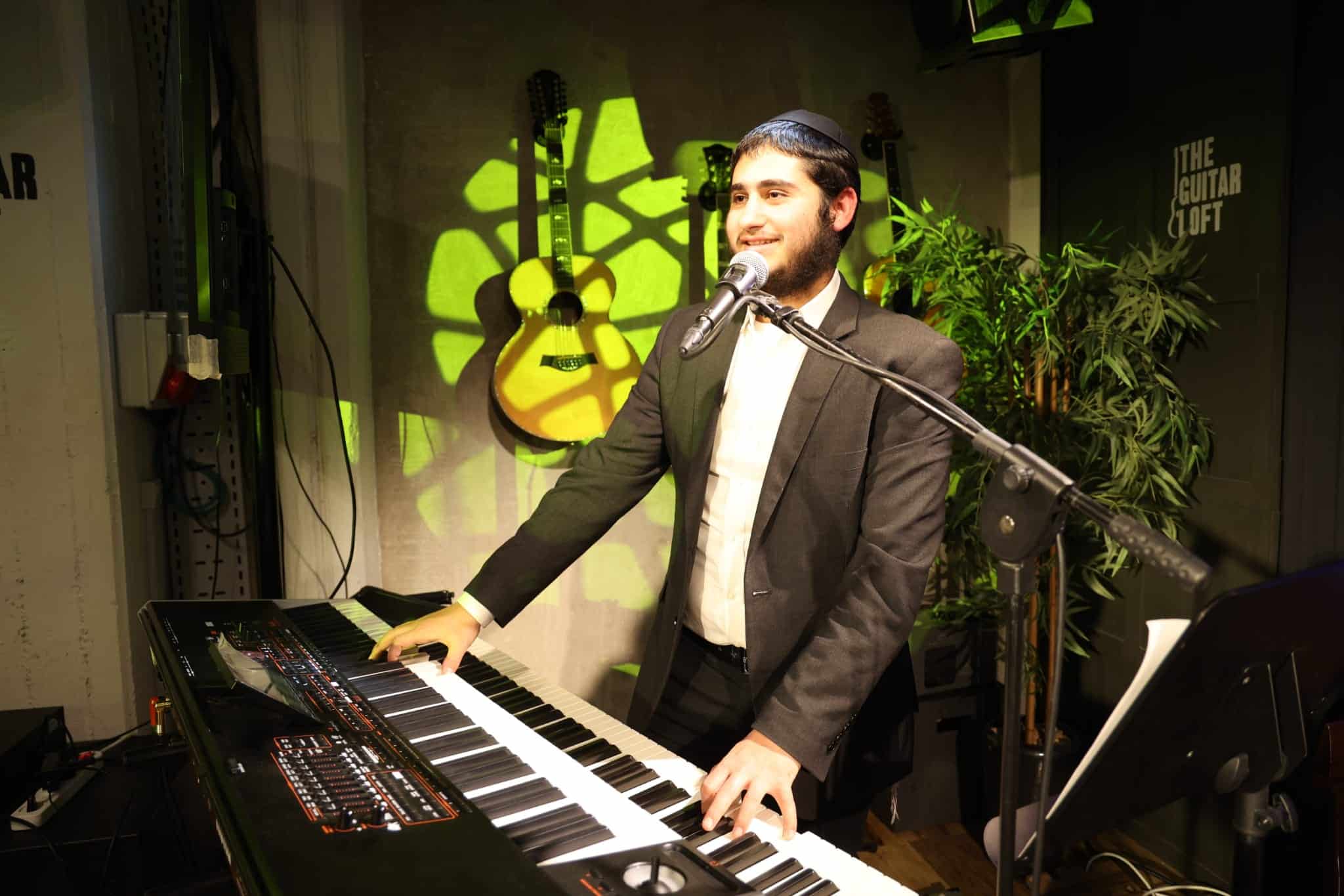 ת"א: ברק גרוסברג אירח את הכוכבים החרדיים בהופעת בוטיק