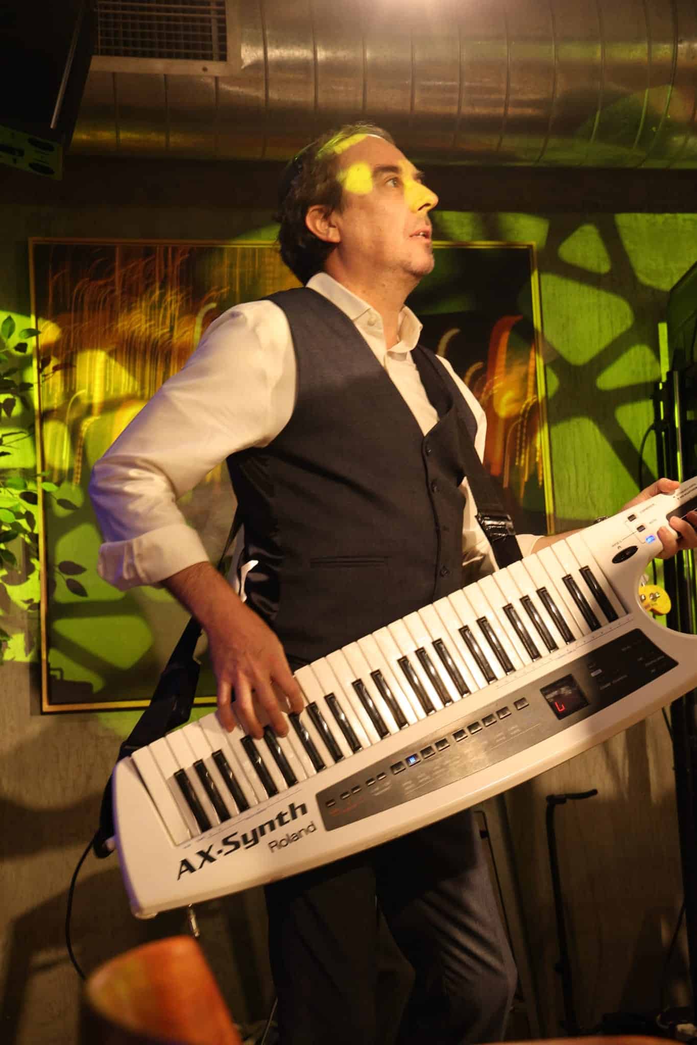 ת"א: ברק גרוסברג אירח את הכוכבים החרדיים בהופעת בוטיק