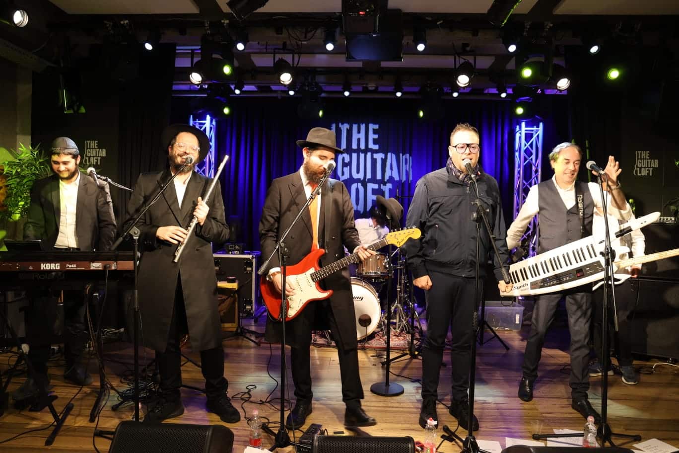 ת"א: ברק גרוסברג אירח את הכוכבים החרדיים בהופעת בוטיק