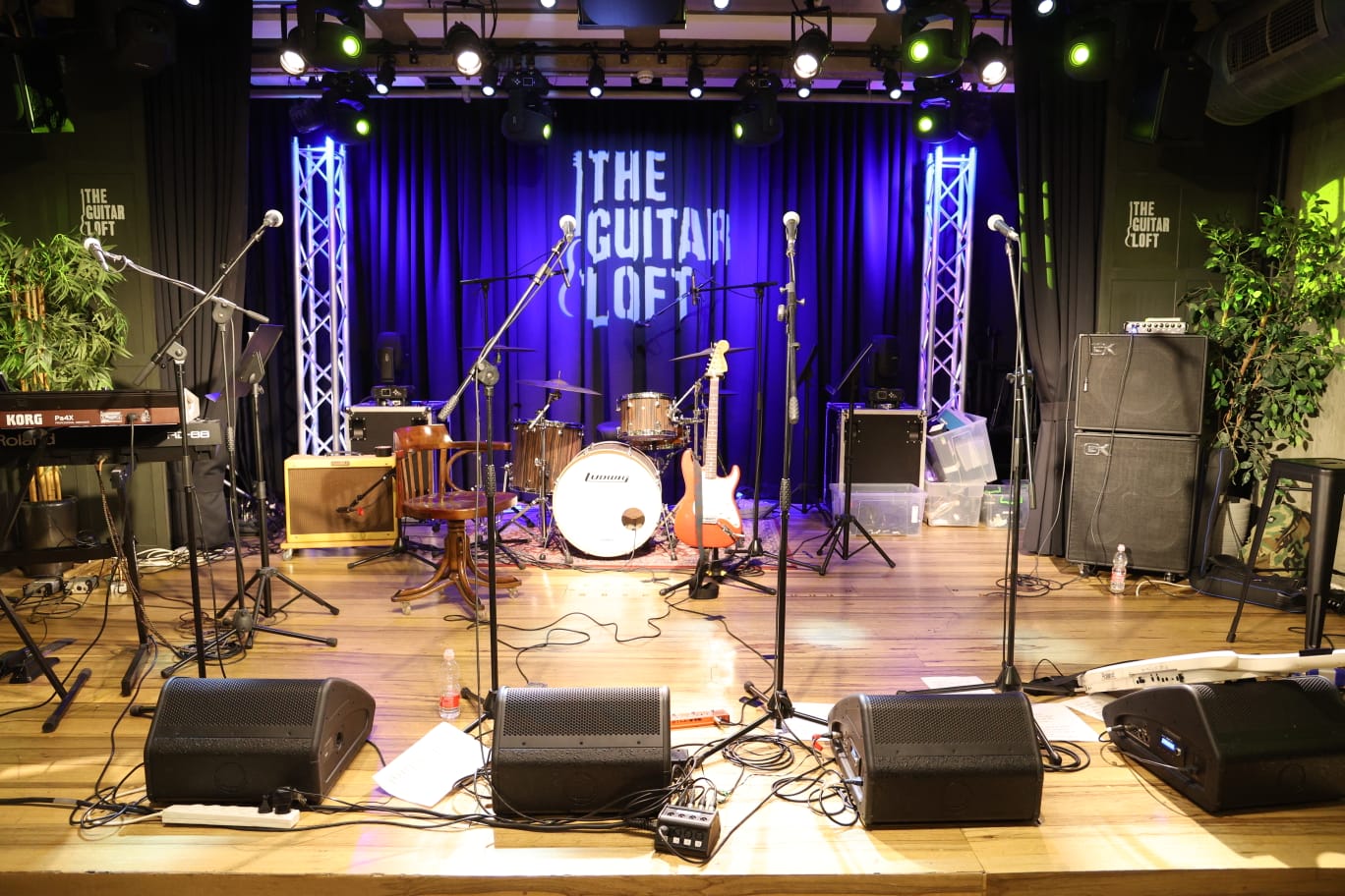 ת"א: ברק גרוסברג אירח את הכוכבים החרדיים בהופעת בוטיק